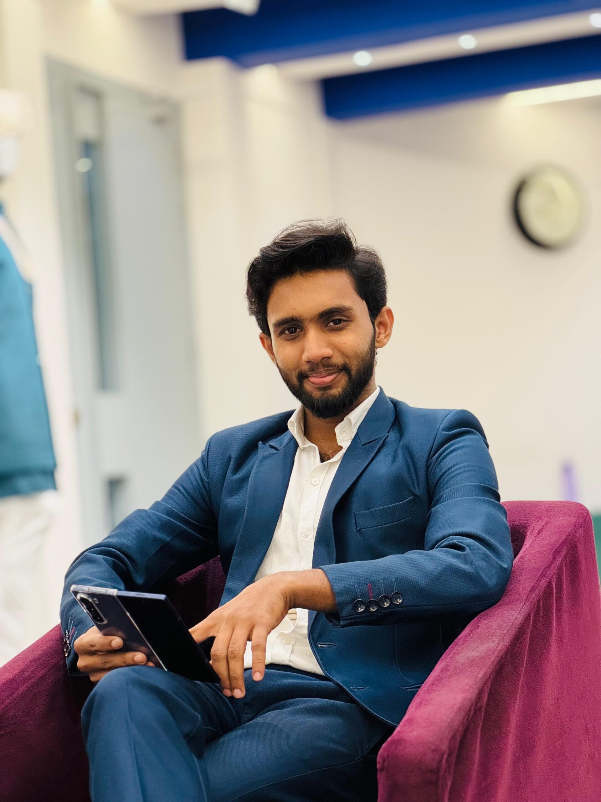 naaji nasar with phone